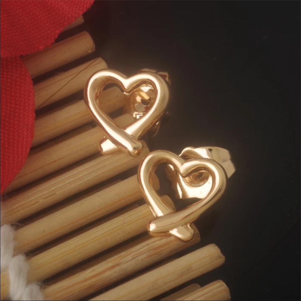 New 18K Gold Plated Heart Stud Earrings - Picture 5 of 5